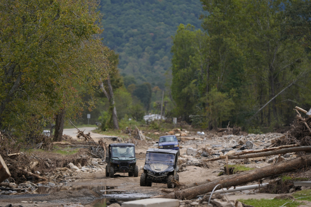 Vehículos de rescate avanzan hacia comunidades afectadas a través de carreteras desoladas, destruidas o hasta colapsadas, ayer.