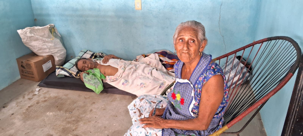 Adultos mayores en el albergue provisional de Cuajinicuilapa.