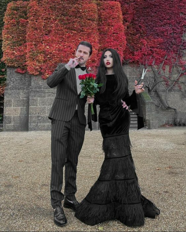 Morticia y Homero Addams