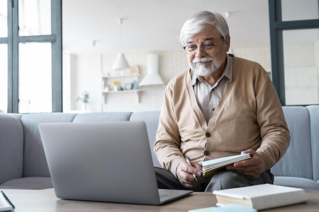 Foto de stock que muestra a una persona de la tercera edad organizando su legado digital.