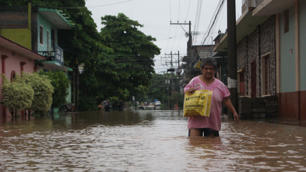 Una habitante de Juchitán intenta caminar por las calles inundadas, ayer.