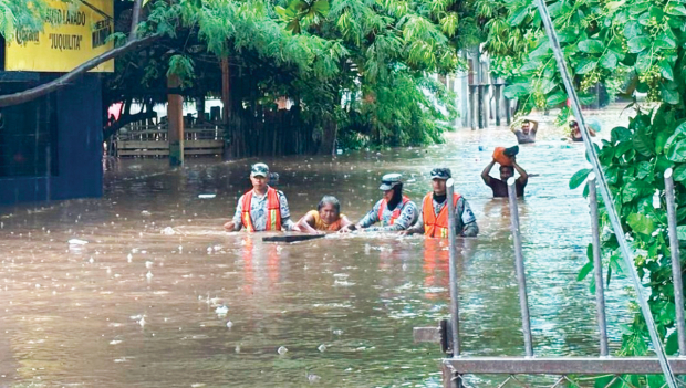 Elementos de la Marina rescataron a personas que quedaron inundadas en Oaxaca, el miércoles.