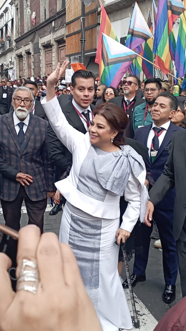 Clara Brugada llega al Congreso capitalino.