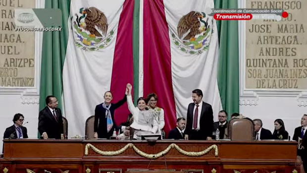 Claudia Sheinbaum y Clara Brugada al final del discurso de la Jefa de Gobierno.