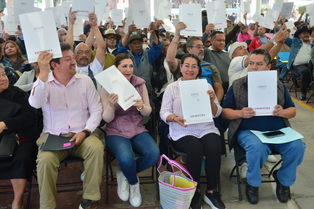 En el primer año de gobierno de la mandataria Delfina Gómez han entregado más de 2 mil 700 títulos de propiedad.