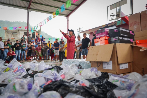 Evelyn Salgado entregó, entre otras cosas, zapatos y juguetes en Acapulco.