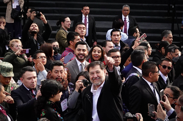 Gerardo Fernández Noroña, a su llegada al Congreso local.