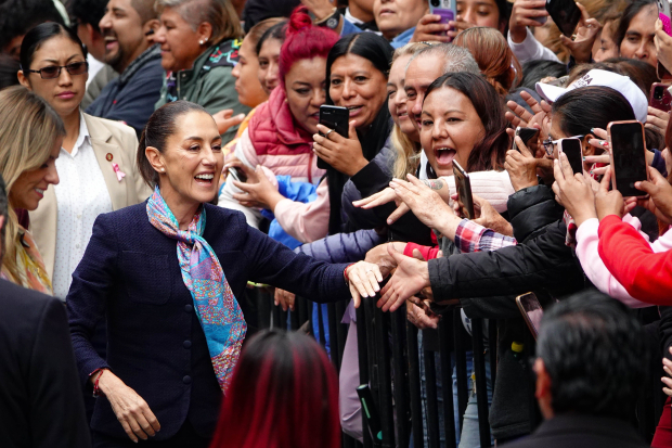 La presidenta Claudia Sheinbaum saluda a la gente, luego de la sesión solemne del Congreso capitalino.