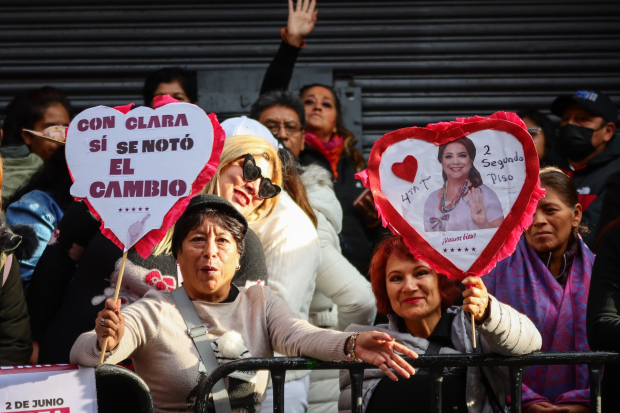 Simpatizantes de la exalcaldesa de Iztapalapa en el exterior del Congreso capitalino.