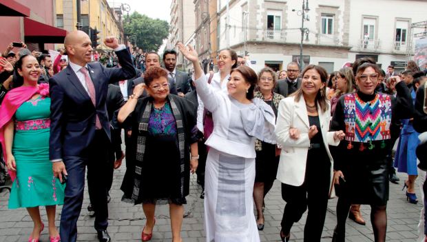 Clara Brugada, al llegar a la sede del Congreso capitalino, ayer.