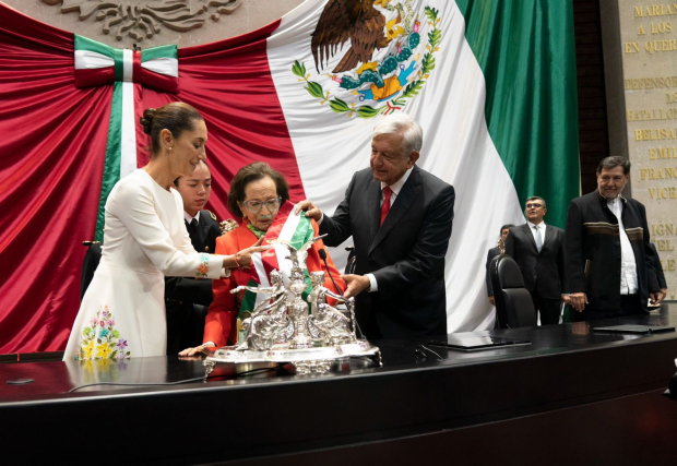 Claudia Sheinbaum recibió de las manos de Ifigenia Martínez la Banda Presidencial.