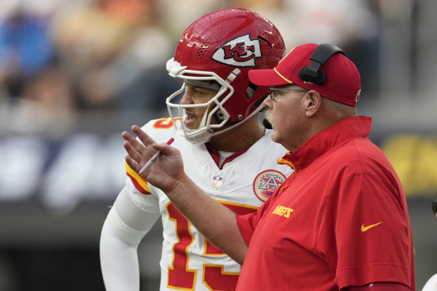 Patrick Mahomes, izquierda, quarterback de los Chiefs de Kansas City, platica con el head coach Andy Reid en la NFL