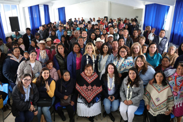 Romina Contreras, al centro, junto a líderes y simpatizantes panistas.