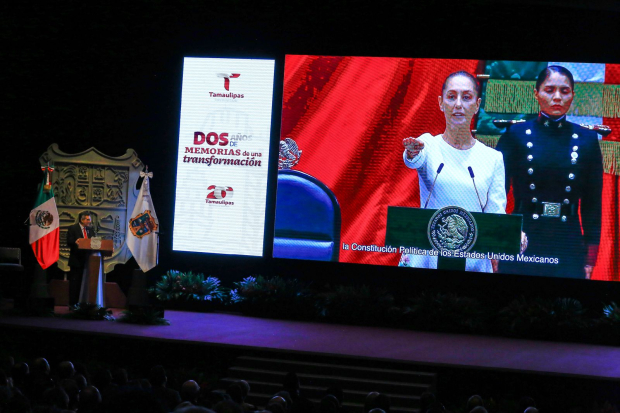 El gobernador Américo Villarreal y, al fondo, una imagen de la Presidenta Claudia Sheinbaum.