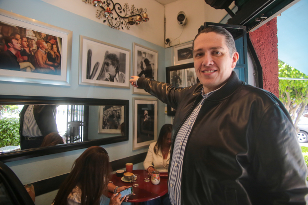 Luis Mendoza en una cafetería de la alcaldía Benito Juárez, el pasado jueves.