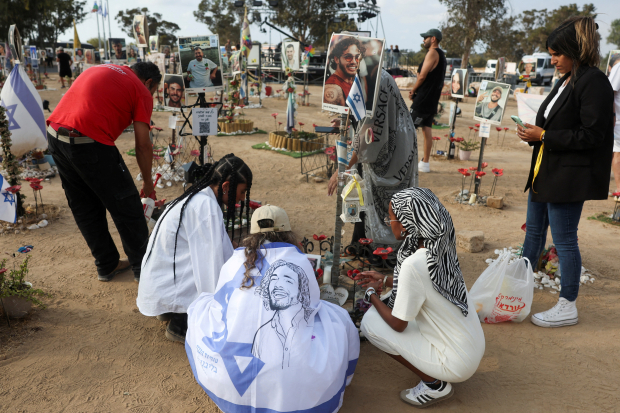 Familiares y amigos recuerdan a las víctimas asesinadas cruelmente, mientras otros aún esperan por el retorno de quienes siguen retenidos en Gaza.