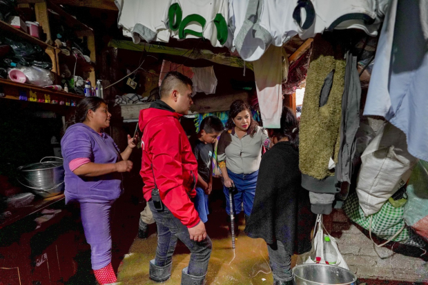 Clara Brugada al visitar una vivienda inundada en Xochimilco, ayer.