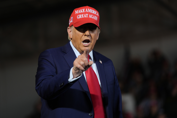 El expresidente Donald Trump,  candidato presidencial republicano, el pasado 6 de octubre durante un mitin de campaña en el aeropuerto del condado de Dodge.