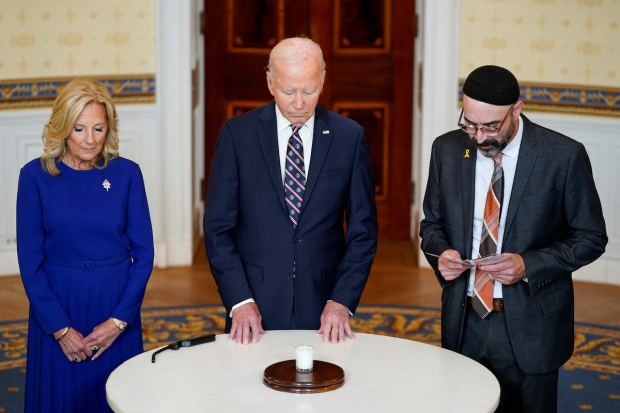 El presidente de EU (centro), Joe Biden, se une a los homenajes por los caídos el 7 de octubre del 2023, junto a su esposa y primera dama, Jill Biden.