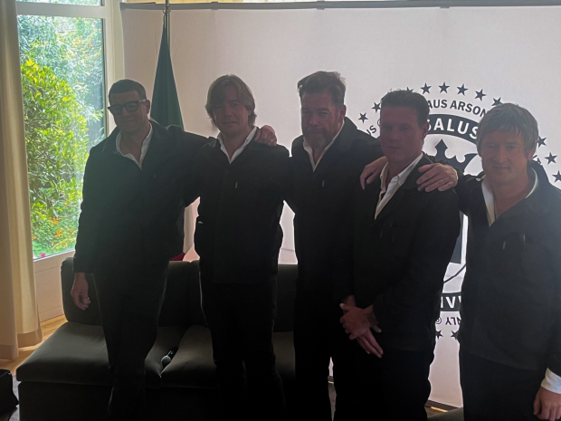 The Hives en conferencia de prensa en la embajada de Suecia en México.