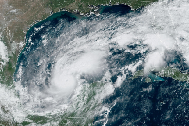 Imagen satelital del huracán Milton, ayer, cerca de Yucatán.