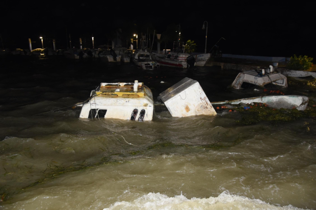 Embarcaciones se hundieron en Campeche ante el fuerte oleaje.