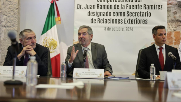 El canciller Juan Ramón de la Fuente, al centro.