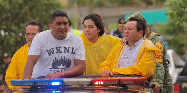 El gobernador visitó el albergue temporal habilitado en la iglesia de La Purísima Concepción, ubicada a un costado del palacio municipal.