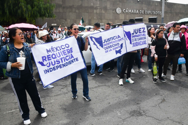 Trabajadores del Poder Judicial se manifiestan afuera de San Lázaro, ayer.