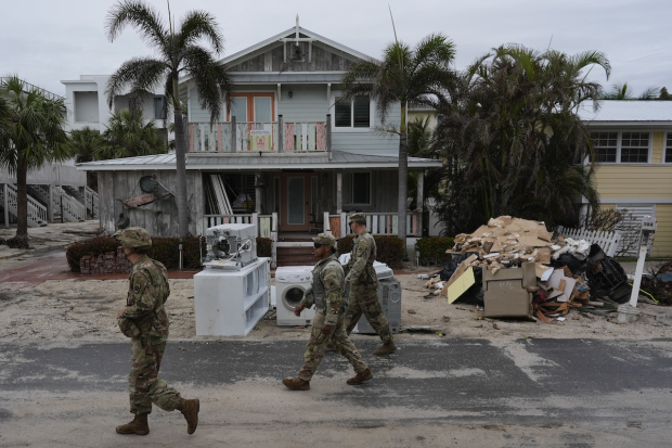 Militares recorren zonas bajo orden de evacuación, ayer, frente a escombros que dejó el ciclón Helene, hace semanas.