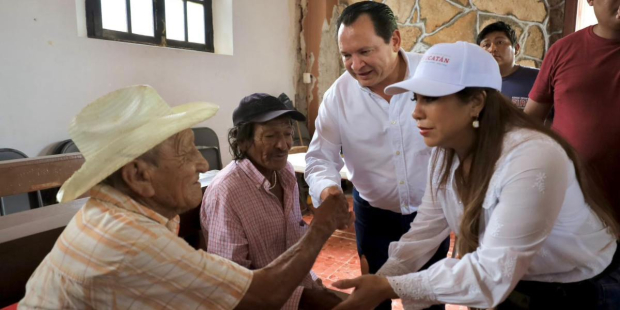 El gobernador de Yucatán, Joaquín Díaz Mena, encabezó en Celestún los trabajos de distribución de despensas a afectados por el paso del huracán "Milton”.