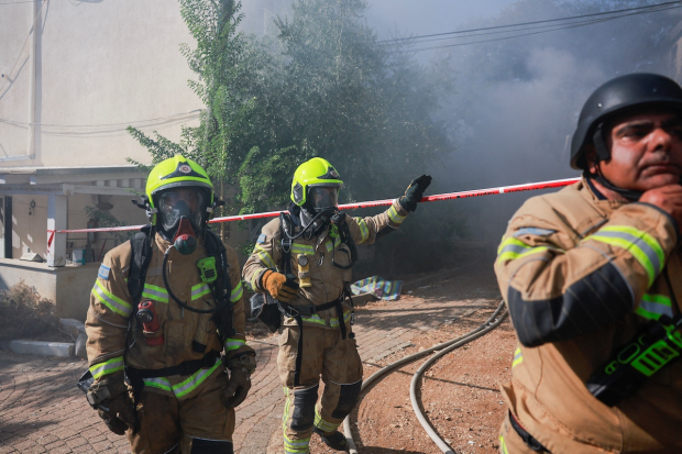 Personal de emergencias atiende incendios provocados por bombardeos al norte de Israel, cerca de la frontera con Líbano.