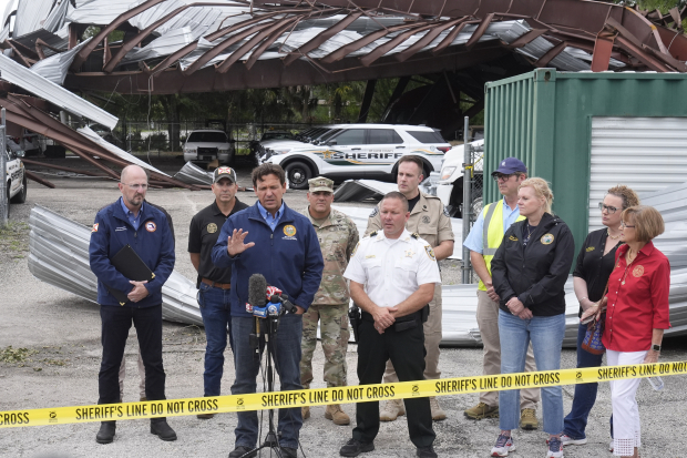 Ron deSantis se reúne con autoridades locales durante su visita a Sarasota y Saint Lucie.