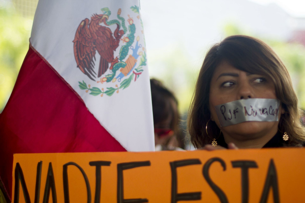 Trabajadores del Poder Judicial en Nuevo León, se manifestaron en las afueras del Centro Internacional de Negocios, para protestar en contra de la Reforma Judicial, el 4 de octubre.