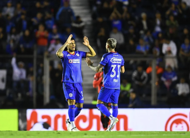 Gonzalo Piovi con Carlos Salcedo en el Clausura 2024