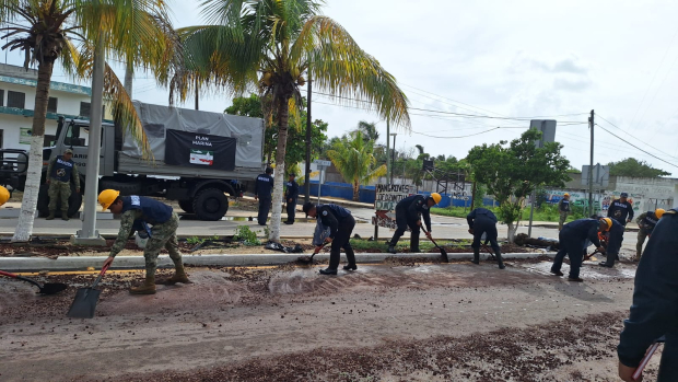 Elementos navales realizan labores de rescate y distribución de ayuda en Yucatán luego del naufragio causado por el huracán.