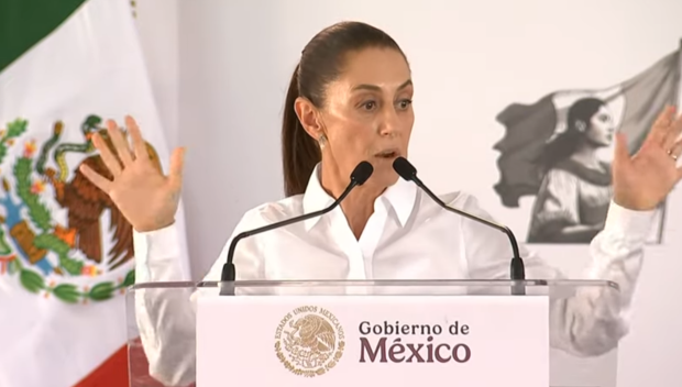 Claudia Sheinbaum durante la entrega de apoyos para mujeres de 60 a 64 años en Nezahualcóyotl.