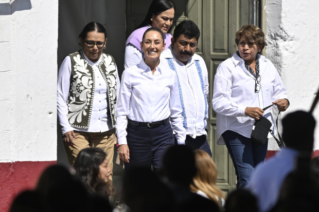 A la reunión también asistió la secretaria de Gobernación, Rosa Icela Rodríguez (izquierda).