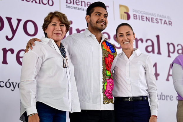 La gobernadora Delfina Gómez posa junto a la Presidenta Claudia Sheinbaum y Adolfo Cerqueda Rebollo, Presidente Municipal reelecto de Nezahualcóyotl.