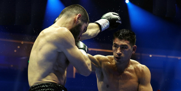 Dmitry Bivol conecta un golpe a Artur Beterbiev