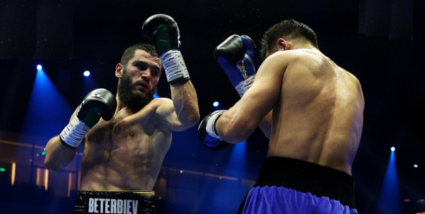 Artur Beterbiev conecta un golpe a Dmitry Bivol