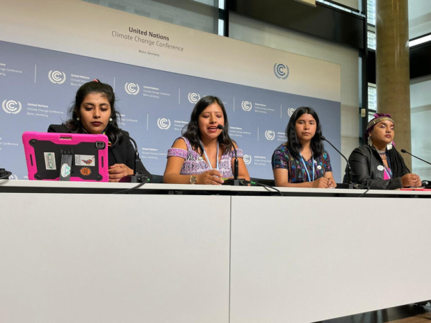 Betzabeth Martínez Gutiérrez (centro) enfatiza la necesidad de visibilizar a las comunidades indígenas en las negociaciones sobre cambio climático.