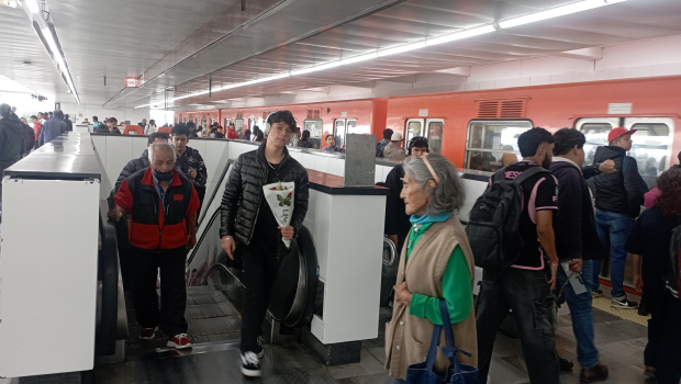 Ancianos visitan a diario la estación Pantitlán, de la Línea 9 del Metro.