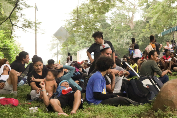 Caravana migrante que salió de Tapachula descansa a la orilla de la carretera, ayer.