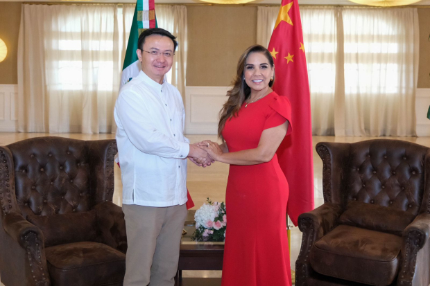 Mara Lezama y Zhang Run durante la reunión diplomática para fortalecer el turismo y comercio en Quintana Roo.