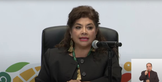 Clara Brugada durante la conferencia de prensa donde se detalló la licencia de conducir permanente.