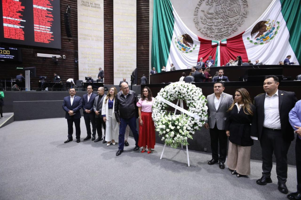 Grupo parlamentario del PRI en Camara de Diputados asiste con una corona florar donde se lee la leyenda "murio la justicia".