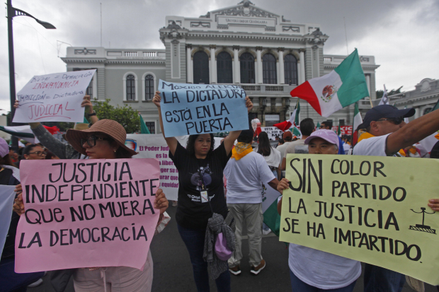 Trabajadores del PJ protestan en Guadalara, el martes pasado.