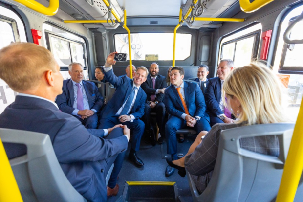 Directivos de Volvo y autoridades de Nuevo León celebran el inicio de construcción de la planta de ensamblaje en Ciénega de Flores.