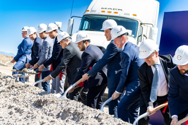 Samuel García, gobernador de Nuevo León, coloca la primera piedra de la nueva planta Volvo Trucks y Mack en Ciénega de Flores.